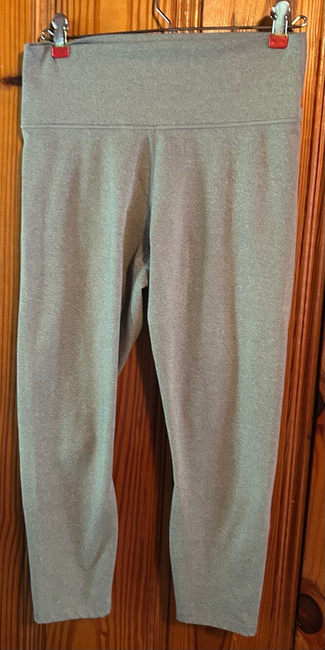 Women’s gray Fabletics high rise cropped leggings size medium